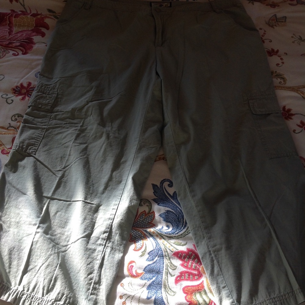 Caribbean Joe, 16W, pale green, capri’s.